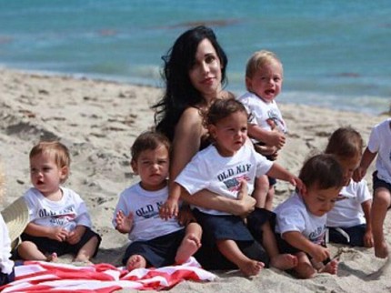 Kisah Haru Single Mom Melahirkan & Merawat 14 Anak dengan 8 Bayi Kembar