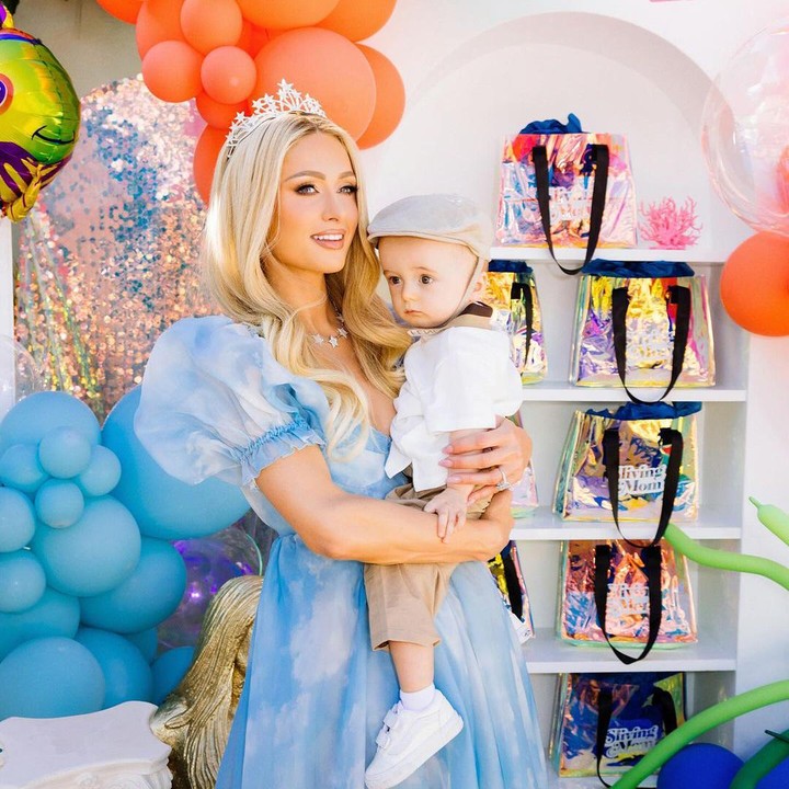 <p>Dari beberapa potret yang diunggah, Paris terlihat memesona menggunakan gaun berwarna biru lengkap dengan mahkota yang menghiasi rambut pirangnya. Sementara, Phoenix mengenakan kemeja putih dan topi. (Foto: Instagram@parishilton)</p>