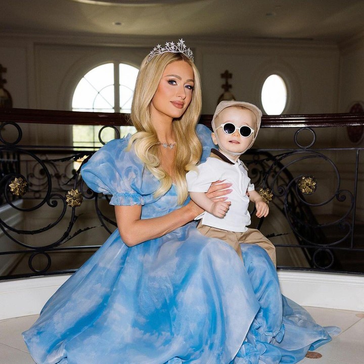 <p>Kabar bahagia datang dari keluarga figur publik asal Amerika Serikat, Paris Hilton. Ia baru saja mengadakan pesta ulang tahun pertama untuk anak sulungnya yang bernama Phoenix. (Foto: Instagram@parishilton)</p>