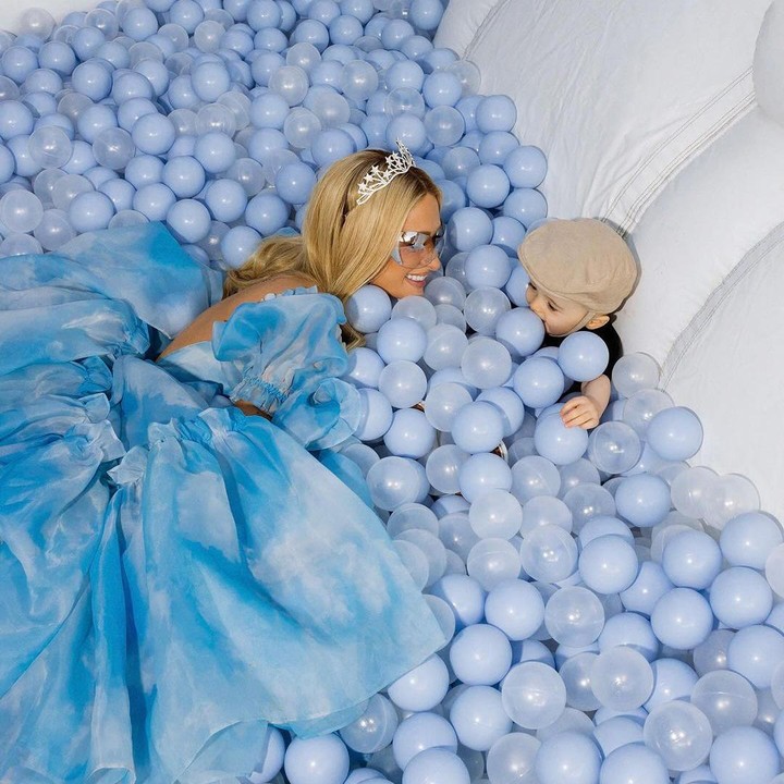 <p>Ia mengaku hidupnya telah berubah semenjak Phoenix hadir. "Hidupku berubah selamanya berkat kamu Phoenix! Terima kasih telah membuatku paling beruntung," tulisnya. Selamat ulang tahun baby Phoenix. (Foto: Instagram@parishilton)</p>
