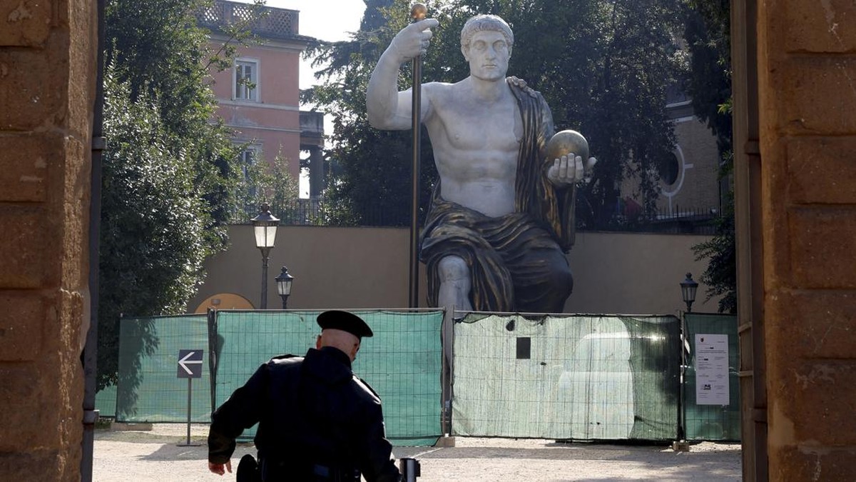 FOTO: Kembali Membangun Patung Konstantinus Agung