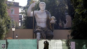 FOTO: Kembali Membangun Patung Konstantinus Agung