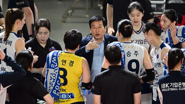 Pelatih IBK Altos Kim Ho Chul tak bisa menyembunyikan kegembiraannya usai menang atas Red Sparks yang diperkuat Megawati Hangestri Pertiwi di Liga Voli Korea.