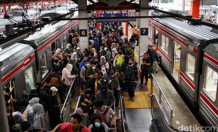 Stasiun Bekasi merupakan salah satu stasiun yang selalu dipadati penumpang. Namun sayang, salah satu fasilitas yaitu eskalator tidak berfungsi hingga berbulan-bulan.