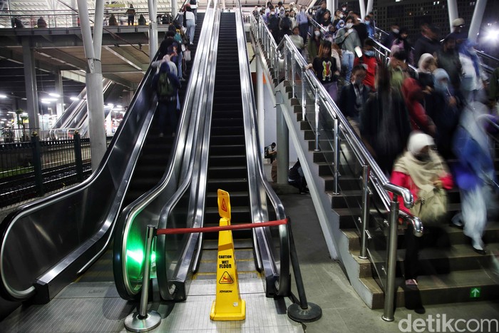 Stasiun Bekasi merupakan salah satu stasiun yang selalu dipadati penumpang. Namun sayang, salah satu fasilitas yaitu eskalator tidak berfungsi hingga berbulan-bulan.