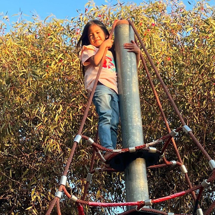 <p>Anak keduanya, Khanza, sangat jarang tersorot netizen nih, Bunda. Si Kecil satu ini tumbuh menjadi anak yang aktif dan gemar bermain, lho. (Foto: Instagram: @ninazatulini22)</p>