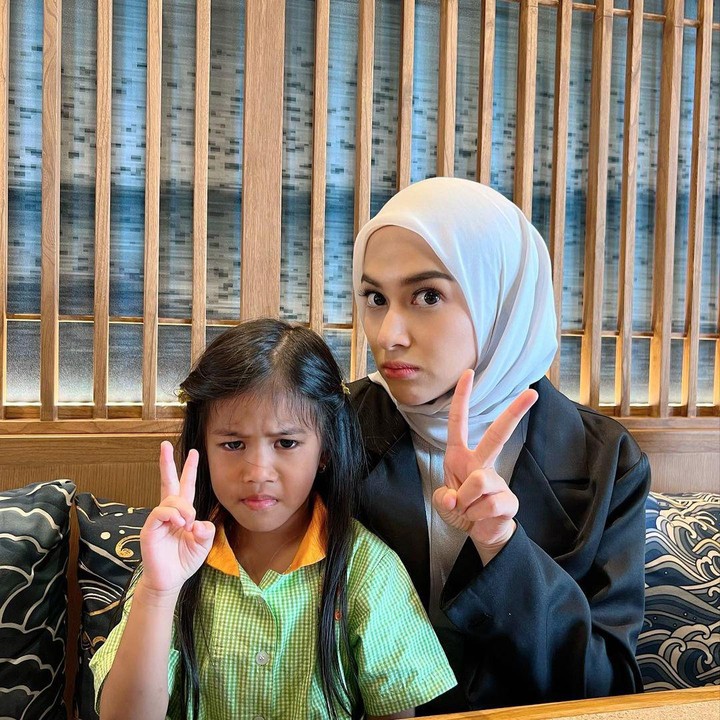 <p>"<em>MasyaAllah Barakallah Fii Umrik</em> Kak Khanza, semoga menjadi anak yang salihah dan menjadi anak yang berbakti bagi kedua orang tuanya Aamiin," kata seorang netizen. "<em>MasyaAllah</em> selamat ulang tahun Khanza. Semoga bahagia sehat selalu ya Khanza," tutur netizen lainnya. (Foto: Instagram: @ninazatulini22)</p>