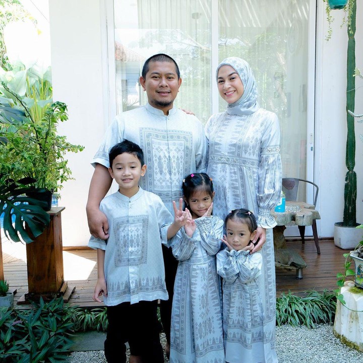 <p>Nina Zatulini menikah dengan Chandra Tauphan Ansar pada tahun 2016, Bunda. Dari pernikahan ini, keduanya pun dikaruniai tiga orang anak. (Foto: Instagram: @ninazatulini22)</p>