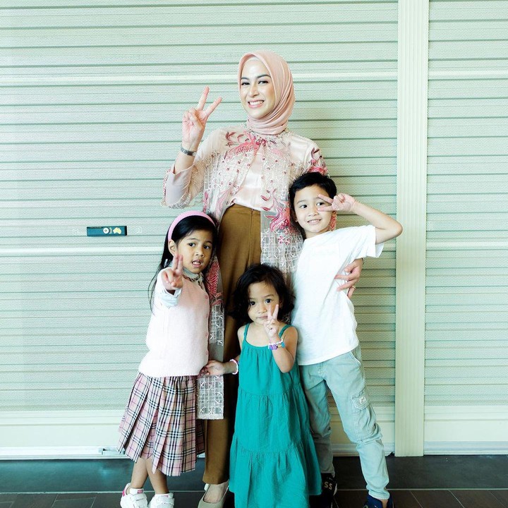 <p>Anak pertamanya yang bernama Kenzie Naratama yang lahir pada 7 November 2016. Sementara itu, Khanza Inara Chandra lahir pada 27 Januari 2019. Dan Si Bungsu yang bernama Kaluna Ganara Chandra yang lahir pada 12 November 2020. (Foto: Instagram: @ninazatulini22)</p>
