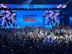 Prabowo Hadiri Apel Akbar TKN Muda di JCC, Disambut Riuh Relawan