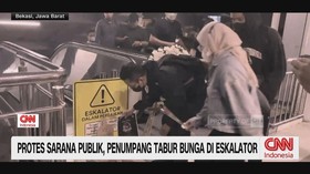 VIDEO: Protes Sarana Publik, Penumpang Tabur Bungga Di Eskalator