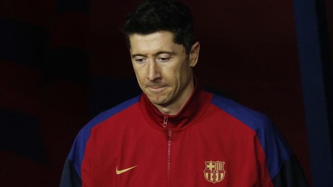 Robert Lewandowski mengalami kesulitan di musim keduanya bersama Barcelona. Jumlah gol bomber asal Polandia itu menurun drastis dan Barcelona pun kesulitan.