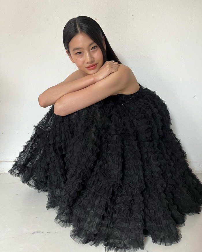 Setelah membintangi “Squid Game”, Jung Ho Yeon semakin populer dibuktikan dengan jumlah pengikutnya di instagram yang meningkat. Saat ini pengikut dari aktris cantik ini adalah 19,7 juta./ Foto: instagram.com/hoooooyeony