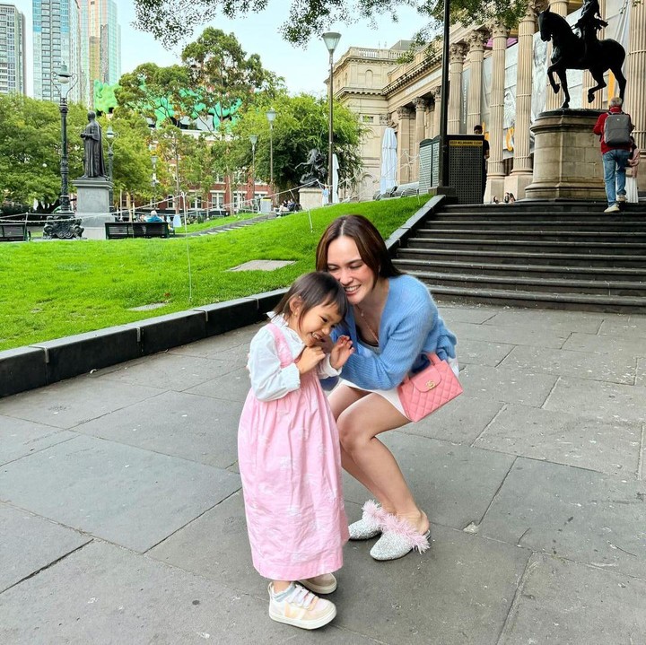 <p>Di unggahan lain, Shandy Aulia juga menunjukkan momen liburan bersama putri semata wayang, Claire, di Australia. Di postingan tersebut, ia disebut bak anak kuliahan, nih. "Heemmm ... gk beda dg anak kuliahan ... muda, cantik," puji @riri****.(Foto: Instagram @shandyaulia)<br /><br /><br /></p>