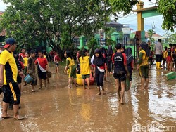 Ratusan Siswa SD di Bandung Bersihkan Lumpur Sisa Banjir di Sekolah, KBM Ditunda