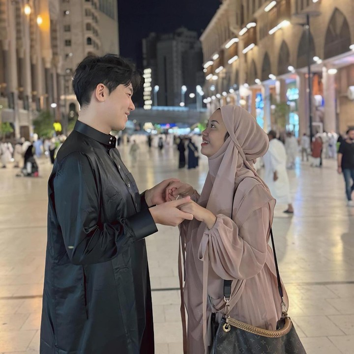 <p>Pasangan ini juga tak lupa membagikan potret romantis ketika jalan-jalan usai menyelesaikan ibadah Umrah. Keduanya tak luput dari komentar netizen. "So sweet banget emang nih couple," ucap @whdtyo****. "Salah satu konten kreator YT keluarga mix gini cuma TaraWoni yang benar-benar kelihatan nerapin agama Islam ke anak anaknya. Alhamdulilah berkah selalu yaa," kata @2024alwa******** (Foto: Instagram @jameski92 @taraerind)</p>