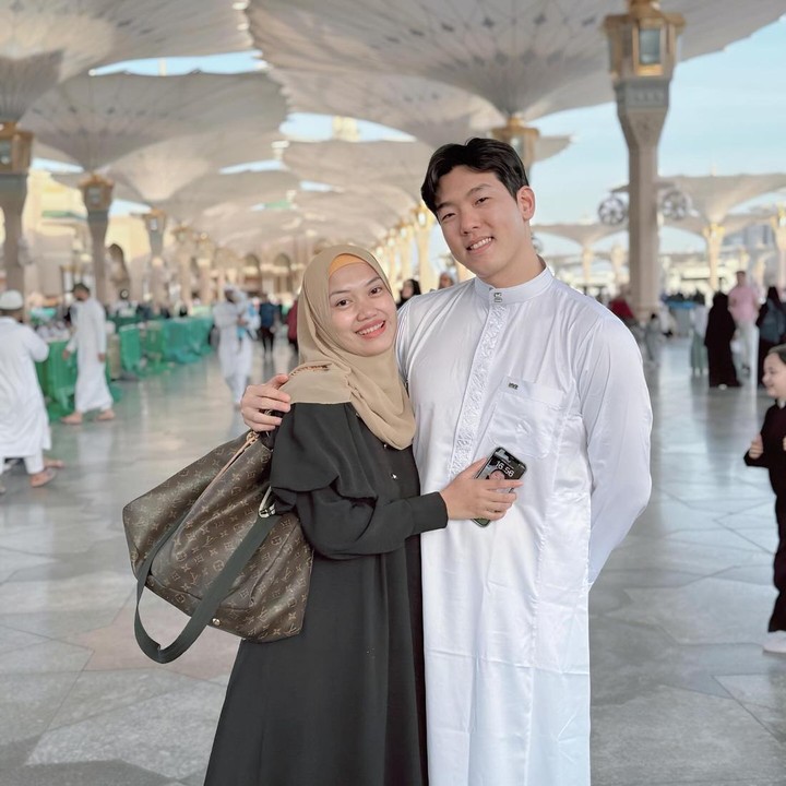 <p>Tara Erin dan Jeong Sang Won merupakan pasangan RI-Korea Selatan yang dikenal sebagai YouTuber. Pasangan ini mengelola kanal mereka dengan menghadirkan berbagai konten seputar pernikahan beda budaya. (Foto: Instagram @jameski92 @taraerind)</p>