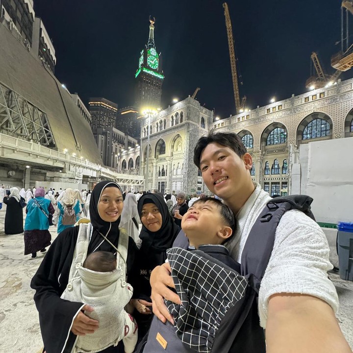 <p>Woni bercerita, Umrah bersama anak-anak merupakan tantangan yang cukup besar. "Umrah sambil gendong anak ternyata memang butuh kekuatan yang lebih. Tapi dibalik itu, rasa bahagianya lebih besar karena bisa sambil memeluk anak," ungkap Woni. (Foto: Instagram @jameski92 @taraerind)</p>