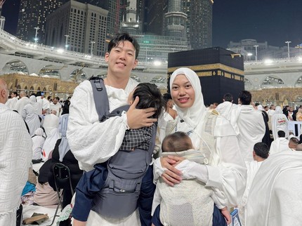 5 Potret Tara Woni, Pasangan YouTuber RI-Korea Ibadah Umrah Bareng Anak