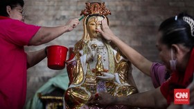 FOTO: Ritual Membersihkan Rupang Sambut Imlek di Amurva Bhumi