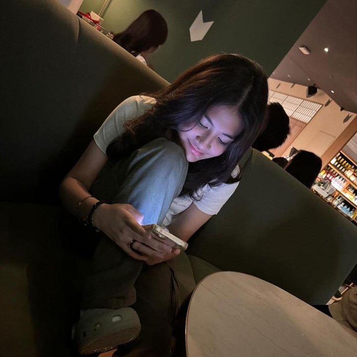 <p>Alaia sendiri memiliki media sosial yang dibuka untuk publik. Ia sering kali membagikan potret <em>selfie</em> di akun media sosialnya. Salah satu foto selfie terbarunya dikomentari oleh sang tante, Naysila Mirdad. Artis 35 tahun ini memuji paras Alaia yang cantik. [Foto: Instagram @tynadwijayanti]</p>