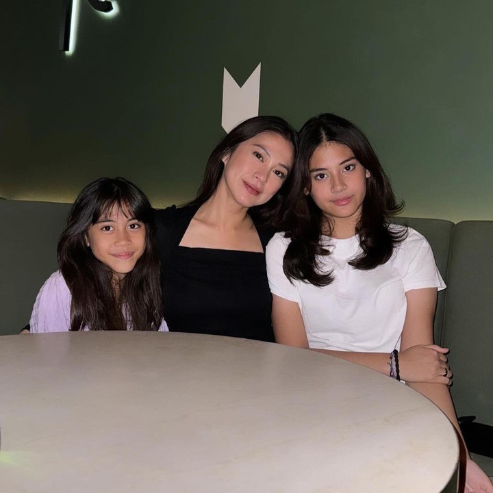 <p>Alaia juga sangat dekat dengan adik perempuannya, Aluna. Momen kekompakan kakak dan adik ini sering dibagikan sang Bunda melalui foto atau video pendek. [Foto: Instagram @tynadwijayanti]</p>