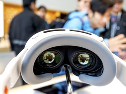 Viral Pedagang Soto Layani Pembeli Pakai Apple Vision Pro: Penjual 4.0