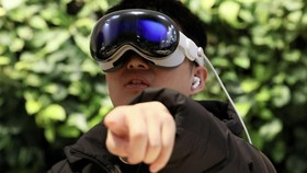 Pengguna Tak Nyaman Pakai Apple Vision Pro, Tanda Bahaya buat Mata?