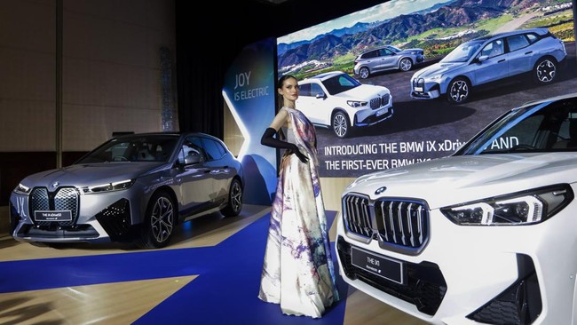 BMW iX1 eDrive20 M Sport dan iX xDrive50 Sport masuk Indonesia, Jumat (2/2).