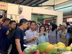 Gibran Blusukan ke Pasar Modern BSD Tangsel, Beli Buah hingga Sayur