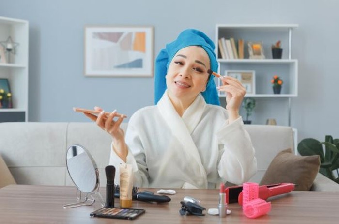 Tips Makeup ke Kantor Agar Wajah Tampil Fresh Seharian