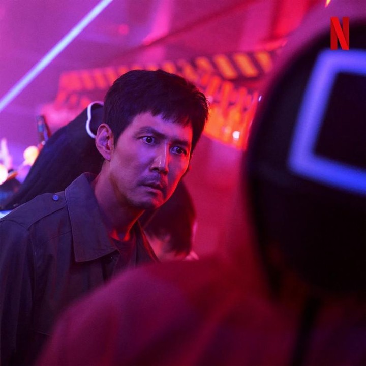 <p>Aktor Lee Jung Jae akan kembali terlibat dalam <em>Squid Game Season 2</em> sebagai Seong Gi Hun, Bunda. Dalam teaser videonya, Seong Gi Hun bertekad untuk membalas dendam setelah ia diancam melalui telepon ketika ia di bandara. (Foto: Instagram @netflixkr)</p>