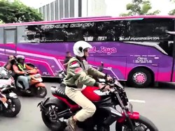 Kampanye Akbar di GBK, Ganjar Tiba Naik Motor Merah