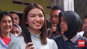Makan di Warung Sederhana, Iriana dan Selvi Ananda Tenteng Tas Mewah