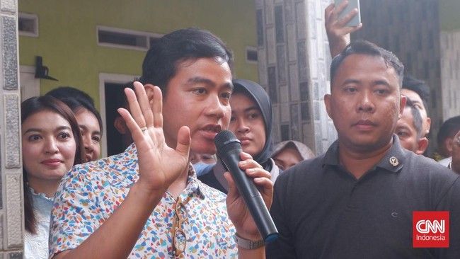 Cawapres Gibran Rakabuming Raka membagi-bagikan minuman sari kacang hijau ke warga Desa Kadusirung, Pagedangan, Kabupaten Tangerang.