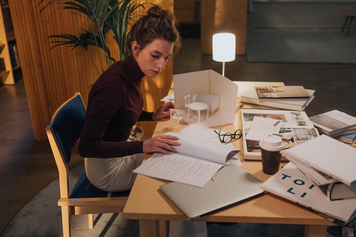 Ilustrasi Aquarius yang bekerja keras sepenuh hati/Foto: pexels.com/ron-lach Cara Cepat Kaya Raya Menurut Pakar Keuangan