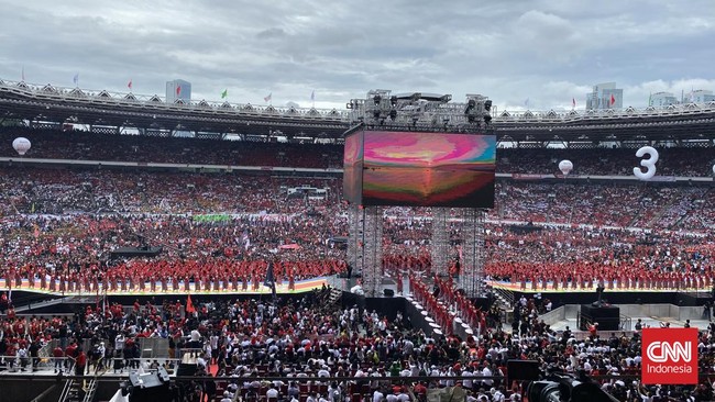 Konser Salam Metal di Stadion Utama Gelora Bung Karno dipenuhi ribuan massa pendukung capres cawapres Ganjar-Mahfud.
