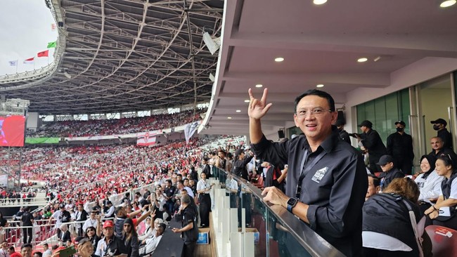 Basuki Tjahaja Purnama (Ahok) menghadiri Konser Salam Metal Ganjar Pranowo dan Mahfud MD di SUGBK pada Sabtu (3/2) ini.