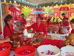 Jelang Imlek 2024, Pengurus Griya Berbusana Adat Bali Sucikan Patung Dewa-Dewi