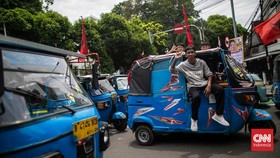 FOTO: Sopir Bajaj Konvoi Siap Semarakkan Konser Metal di GBK