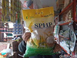 Pedagang di Blitar Tuding Petugas Pasar Sunat Jatah Beras Bulog