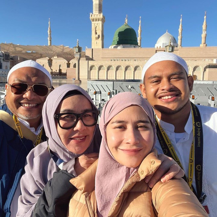 <p>Aktris Prilly Latuconsina sedang menunaikan ibadah umrah di Tanah Suci. Prilly menjankan ibadah ini bersama keluarganya, Bunda. (Foto: Instagram @prillylatuconsina96)</p>