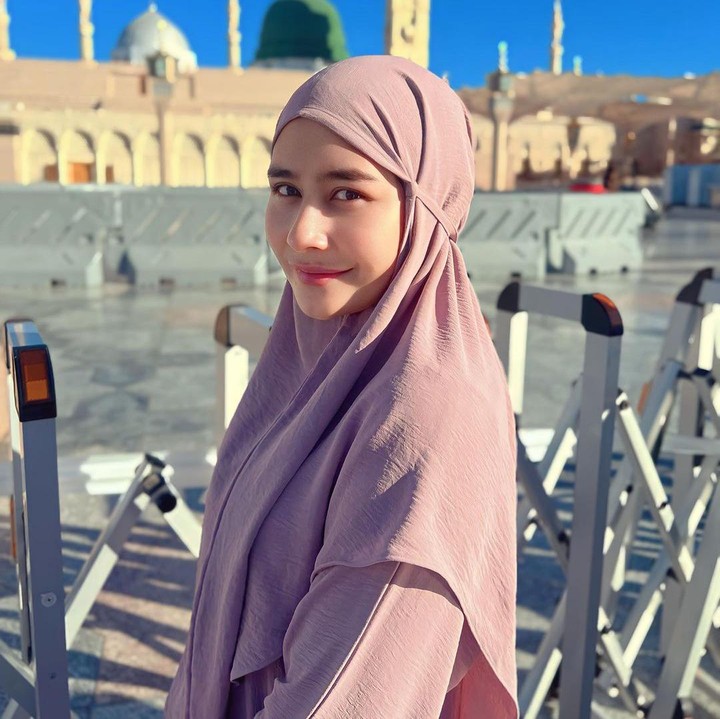 <p>Dalam potret ini, Prilly memang tampaknya tidak banyak menggunakan riasan atau less makeup. Wajahnya semakin terlihat berseri karena mengenakan jilbab berwarna cerah. (Foto: Instagram @prillylatuconsina96)</p>