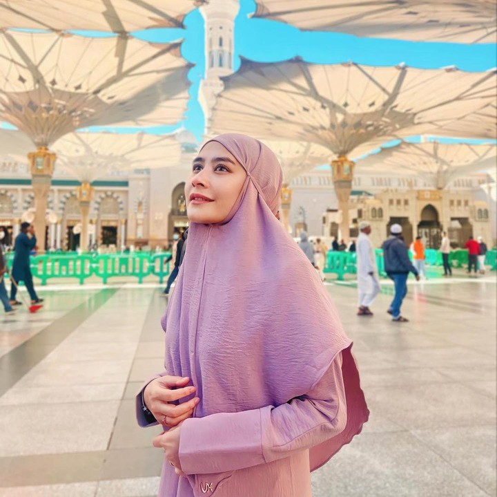 <p>Perempuan 27 tahun ini membagikan potret dirinya ketika sedang berada di Masjid Nabawi di Madinah, Arab Saudi. Prilly berpose dengan pakaian terutup dan jilbab merah muda. (Foto: Instagram @prillylatuconsina96)</p>