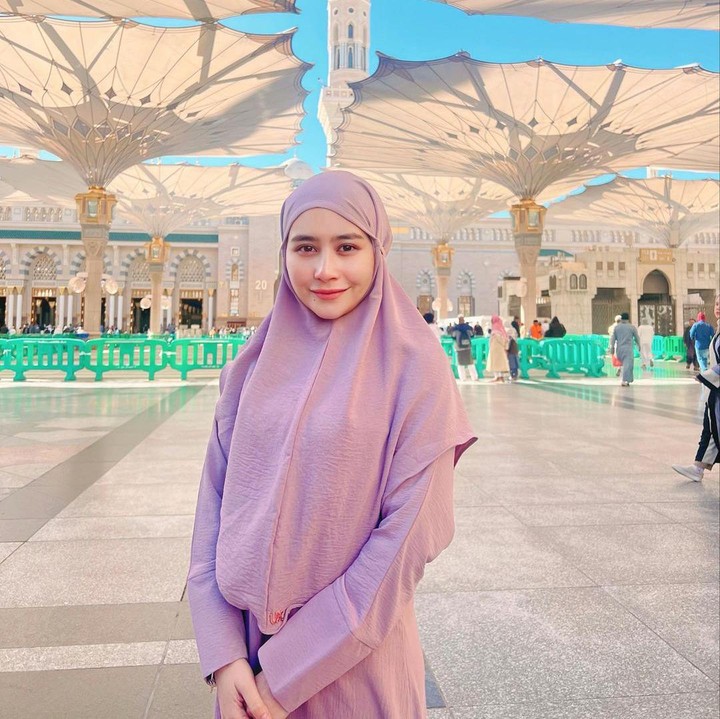 <p>Banyak netizen memuji potret Prilly saat menunaikan ibadah umrah. Menurut salah satu netizen, wajah Prilly terlihat adem, berseri, dan tampak glowing. (Foto: Instagram @prillylatuconsina96)</p>