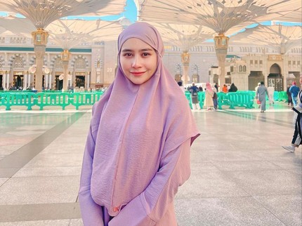 5 Potret Prilly Latuconsina Umrah Bareng Keluarga, Wajahnya Dipuji Adem & Glowing
