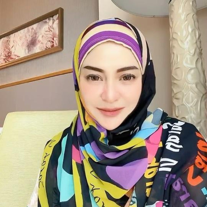 <p>Sarah Vi sudah dua dekade lebih tak bertemu anak pertama. Perceraian dengan Sofie Agil pada 2008 silam membuatnya kehilangan hak asuh atas sang anak, Gibriel. Sarah Vi hanya mengasuh anak keduanya yang bernama Ayesha. Hal itu membuat Sarah Vi bersedih, Bunda. Ia masih bermimpi untuk mempertemukan Ayesha dengan sang kakak. "Cuma pengen Ayesha sama Gibriel ketemu, itu saja. Paling enggak, kalau aku enggak ada Ayesha berasa, 'Oh, ya gue masih punya Abang gitu'," kata Sarah di kanal <em>YouTube TRANS TV Official.</em> Meski begitu, Sarah kini sudah tidak terobsesi lagi untuk bertemu Gibriel. Ia berusaha fokus untuk masa depan sang putri. "Kalaupun Allah kasih kamu bisa ketemu Gibriel,<em> alhamdulillah</em>. Kalau enggak, ya enggak apa-apa ya Allah, yang penting Ayesha saja sebagai saudara," ujarnya kepada Ayesha. (Foto: Instagram @sarahvi_)</p>