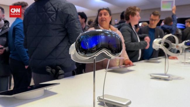 New Apple Vision Pro Mixed Reality Headset Released in New York, United States