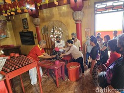 Melihat Tradisi Nyuginin Capji Gwee di Klenteng Zong Yi Miao Klungkung