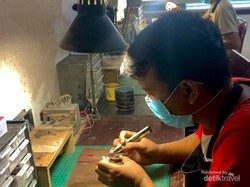 Dari Limbah Kayu Disulap Menjadi Penunjuk Waktu